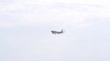 Ho Chi Minh Şehri, Vietnam - 27 Kasım 2019: Gökyüzünde uçan uçak Airbus A320 Tan Son Nhat Uluslararası Havalimanı, Ho Chi Minh Şehri, Vietnam