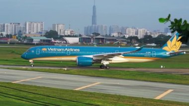 Ho Chi Minh City, Vietnam - 27 Kasım 2019: Vietnam Havayollarının Airbus A350 Tan Son Nhat Uluslararası Havalimanı 'ndan kalkışa hazırlanıyor, Ho Chi Minh City, Vietnam.
