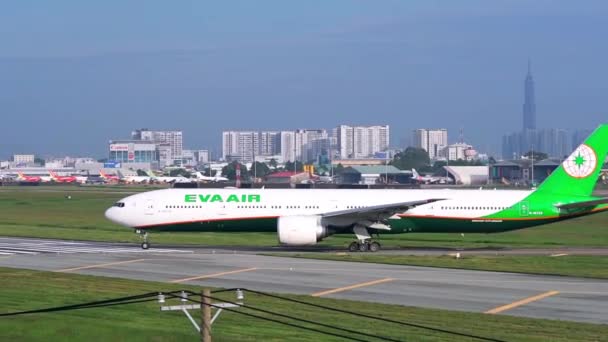 ベトナムホーチミン2019年11月27日 Eva Airのボーイング777型機がベトナムホーチミン市のTan Son Nhat国際空港から滑走路準備のために離陸 — ストック動画