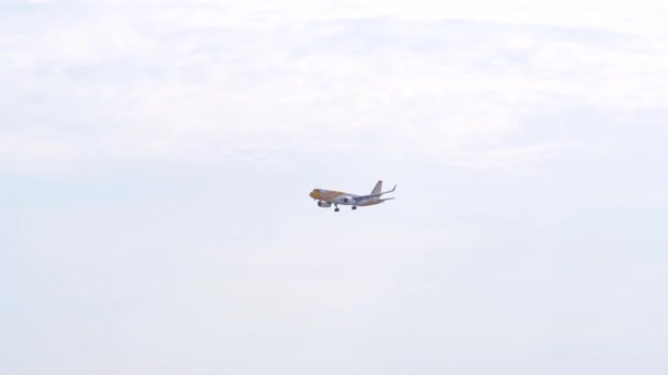 2019年11月27日 越南胡志明市 一架滑翔机的A320空中客车在空中飞行 准备降落在越南胡志明市谭山国际机场 — 图库视频影像