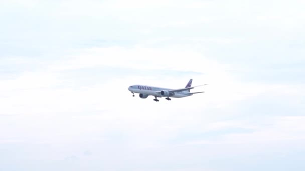 胡志明市 2019年11月27日 卡塔尔航空公司A350空中客车在空中飞行 准备降落在越南胡志明市谭山国际机场 — 图库视频影像