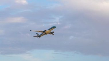 Ho Chi Minh City, Vietnam - 27 Kasım 2019: Vietnam Hava Yolları 'nın A350 sefer sayılı uçağı Tan Son Nhat Uluslararası Havalimanı' ndan havalandı.