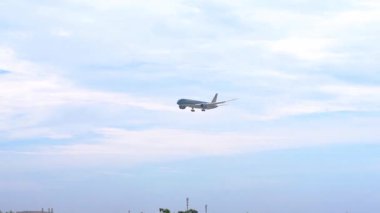 Ho Chi Minh City, Vietnam - 27 Kasım 2019: Vietnam Hava Yolları 'nın A350 sefer sayılı uçağı Tan Son Nhat Uluslararası Havalimanı' na inmeye hazır olun.