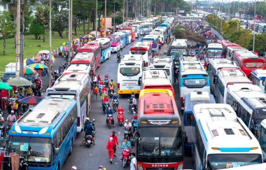 Ho Chi Minh şehri, Vietnam, 9 Nisan 2020: Yoğun otomobiller sıraya dizildi İşçilerin işten çıkışlarını beklediler Şirkette bir iş gününden sonra, iş gücü çekti Ho Chi Minh City, Vietnam 'da ülkeye gelir sağladı
