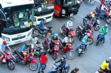 Ho Chi Minh şehri, Vietnam, 9 Nisan 2020: Ho Chi Minh City, Vietnam 'da bir günlük sıkı çalışmanın ardından binlerce işçiyle yoğun trafik yoğunluğu