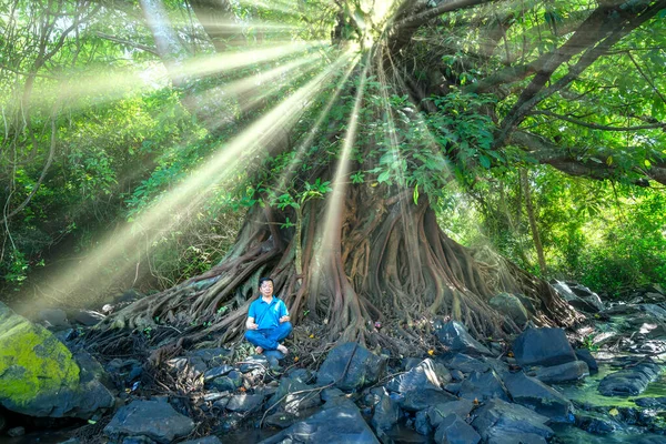 Vung Tau Vietnam Juli 2020 Silhuett Man Mediterar Ett Träd — Stockfoto