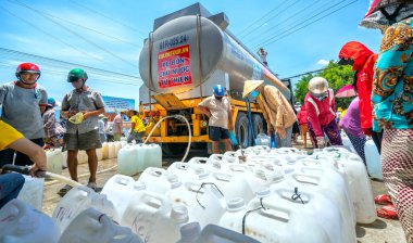Tien Giang, Vietnam - 10 Mayıs 2020: Çiftçiler, Tien Giang, Vietnam 'da şiddetli hava ve kuraklık döneminde kırsal bölgelerdeki bağışçıların bağışladığı kamyonlardan içme suyu yardımı aldılar