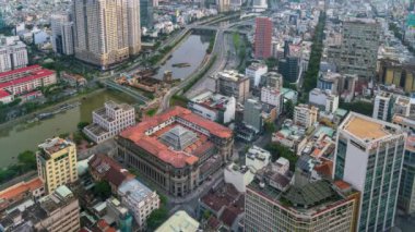 Ho Chi Minh City, Vietnam 'da zaman aşımı manzarası var. Burası genç ve dinamik bir şehir, Vietnam 'ın en büyük ekonomik ve finansal merkezi.