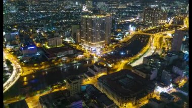 Ho Chi Minh City, Vietnam 'da gece görüş mesafesinde. Burası genç ve dinamik bir şehir, Vietnam 'ın en büyük ekonomik ve finansal merkezi.