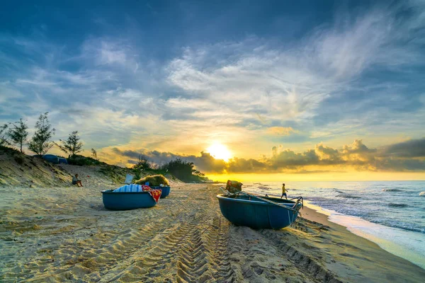 Łódka Rybacka Świtu Pięknej Plaży Letni Poranek Tropikalnej Plaży Pobliżu — Zdjęcie stockowe