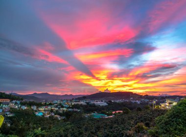 Da Lat, Vietnam 'da gün batımında gökyüzünde çay tepesi vadisinde küçük bir köy. Burası tüm ülkeye büyük miktarda çay sağlıyor.