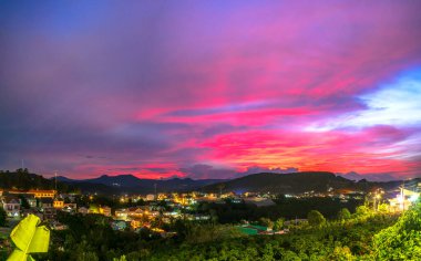 Da Lat, Vietnam 'da gün batımında gökyüzünde çay tepesi vadisinde küçük bir köy. Burası tüm ülkeye büyük miktarda çay sağlıyor.