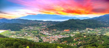 Şafak vakti, Vietnam 'ın dağlık kesimlerinde dağların güzel geçitlerle geçtiği vadide küçük bir kasaba.