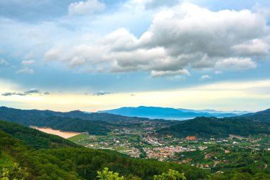 Şafak vakti, Vietnam 'ın dağlık kesimlerinde dağların güzel geçitlerle geçtiği vadide küçük bir kasaba.