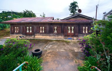 Da Lat, Vietnam - 1 Ağustos 2020: Banliyöde küçük ahşap bir ev. Çevre turizminin yeri, ruhu rahatlatmak ve doğayla dost olmak Da lat, Vietnam