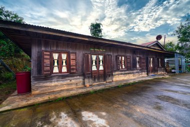 Da Lat, Vietnam - 1 Ağustos 2020: Banliyöde küçük ahşap bir ev. Çevre turizminin yeri, ruhu rahatlatmak ve doğayla dost olmak Da lat, Vietnam