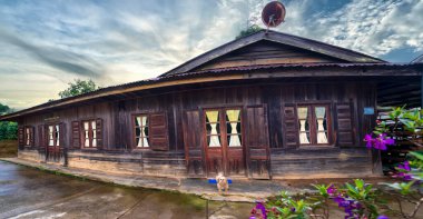 Da Lat, Vietnam - 1 Ağustos 2020: Banliyöde küçük ahşap bir ev. Çevre turizminin yeri, ruhu rahatlatmak ve doğayla dost olmak Da lat, Vietnam