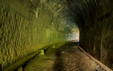 Platodaki terk edilmiş demiryolu tüneli, Fransız mimarisi 19. yüzyılda inşa edilmiş ve bugün Dalat, Vietnam yakınlarında bulunuyor..