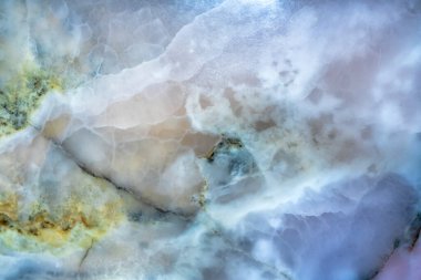 Soyut çizgilere sahip mineral taşları volkanik kayalardan oluşmuştur ve bu kayalar binlerce yıl boyunca doğada erimiş ve hızlandırılmıştır. Kapalı alanlarda döşeme ve duvar olarak dekore edilmişler.