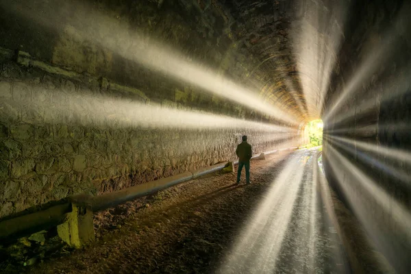 Homem Viajante Silhueta Explorado Antigo Túnel Ferroviário Abandonou Arquitetura Século — Fotografia de Stock