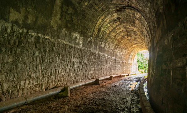 位于高原的废弃铁路隧道是19世纪建造的法国建筑 如今存在于越南达拉特附近 — 图库照片