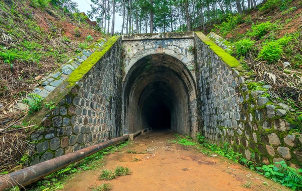 位于高原的废弃铁路隧道是19世纪建造的法国建筑 如今存在于越南达拉特附近 — 图库照片