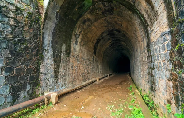 位于高原的废弃铁路隧道是19世纪建造的法国建筑 如今存在于越南达拉特附近 — 图库照片