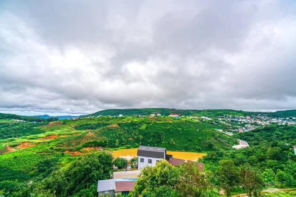 丘の上に移動雲と嵐の朝の小さな町と谷はダラットで平和です ベトナム — ストック写真