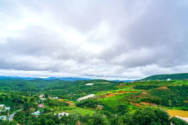 丘の上に移動雲と嵐の朝の小さな町と谷はダラットで平和です ベトナム — ストック写真