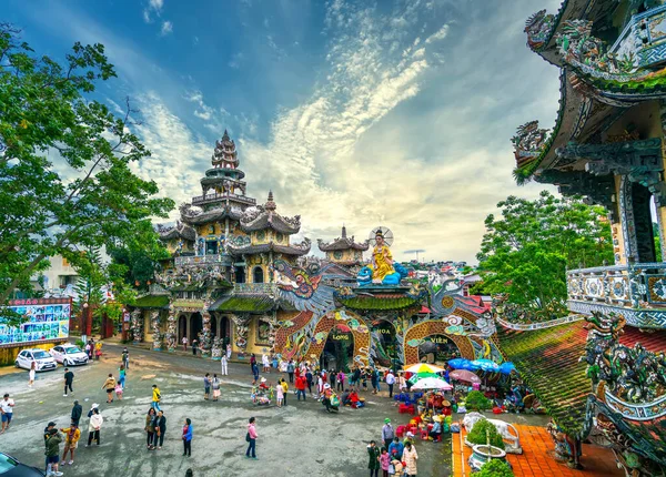 越南达拉特市 2020年8月1日 位于越南达拉特市的美丽宝塔建筑由数百万件陶器拼凑而成 造型优美 图案独特 吸引了佛教徒 — 图库照片