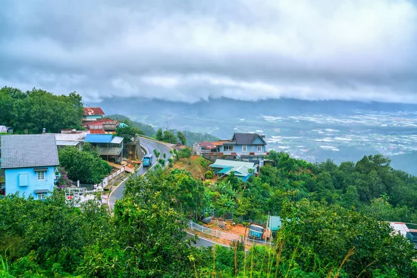 丘の上に雲と朝の嵐の季節の郊外のシーン 緑で覆われた国の道路 郊外に平和的な新鮮な空気ベトナム — ストック写真