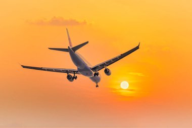 Ho Chi Minh City, Vietnam - 22 Aralık 2018: Çin Havayolları 'nın A330 sefer sayılı yolcu uçağı günbatımında havalanmak üzere Tan Son Nhat Uluslararası Havaalanı' na inmeye hazır olun..