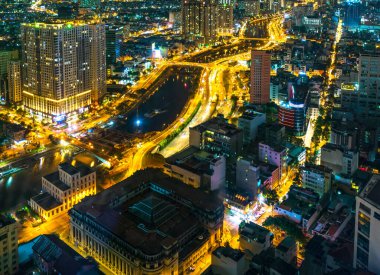 Ho Chi Minh Şehri, Vietnam - 19 Temmuz 2020: Panorama High View Saigon ufuk çizgisi güneş doğduğunda nehir boyunca yüksek binalar inşa ederek ülkenin gelişimini gösteren Ho Chi Minh Şehri, Vietnam 