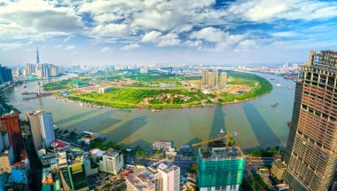 Ho Chi Minh Şehri, Vietnam - 19 Temmuz 2020: Panorama High View Saigon ufuk çizgisi güneş doğduğunda nehir boyunca yüksek binalar inşa ederek ülkenin gelişimini gösteren Ho Chi Minh Şehri, Vietnam 