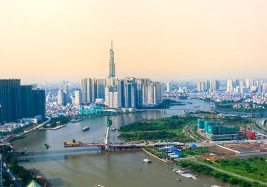 Ho Chi Minh Şehri, Vietnam - 19 Temmuz 2020: Panorama High View Saigon ufuk çizgisi güneş doğduğunda nehir boyunca yüksek binalar inşa ederek ülkenin gelişimini gösteren Ho Chi Minh Şehri, Vietnam 