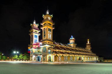 Tay Ninh, Vietnam - 18 Eylül 2020: Kutsal tapınağın dışındaki manzara 1926 'da inşa edildi, tapınak Tay Ninh, Vietnam' da tatil sezonunun 1 'inde gece dua etmek için açıldı