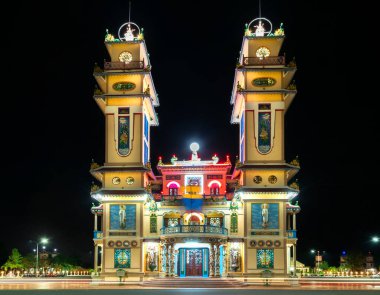 Tay Ninh, Vietnam - 18 Eylül 2020: Kutsal tapınağın dışındaki manzara 1926 'da inşa edildi, tapınak Tay Ninh, Vietnam' da tatil sezonunun 1 'inde gece dua etmek için açıldı