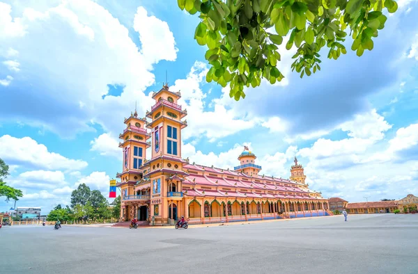 ベトナム 2020年9月18日 聖なる寺院の外の風景は1926年に建てられました これは正式に訪問し ベトナムで賞賛する観光客の教会の塔の中心です — ストック写真