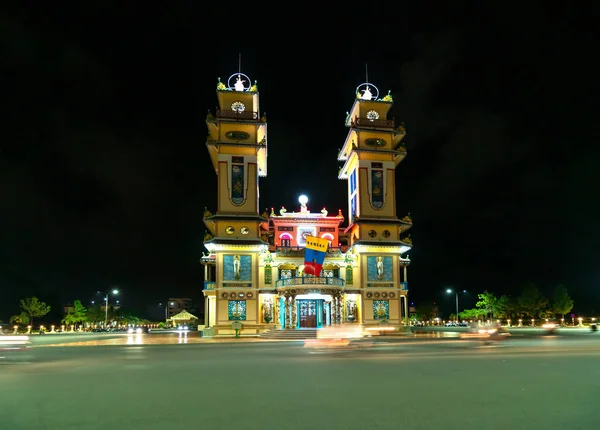 越南泰宁寺 Tay Ninh 2020年9月18日 1926年 在越南泰宁寺 Tay Ninh 建造了夜间神殿外的景观 并在假日的第一天晚上打开神殿祈祷 — 图库照片