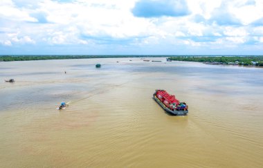 Tien Giang, Vietnam - 2 Eylül 2020: Aşağı Mekong Nehri 'ne gaz taşıyan gemiler yaz sabahları alüvyon açısından zengindir ve Tien Giang, Vietnam' da ekonomik kalkınmaya yardım etmektedir.