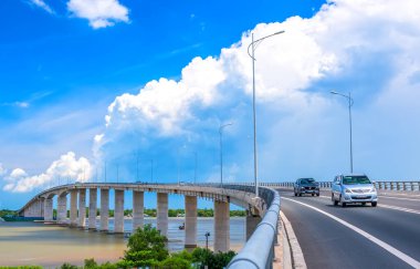 Tien Giang, Vietnam - 2 Eylül 2020: Sabah Mekong Nehri üzerindeki trafik köprüsü. 2.691 metrelik köprü Tien Giang vilayetini Tien Giang, Vietnam 'daki ekonomik kalkınmaya bağlıyor.