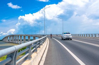 Tien Giang, Vietnam - 2 Eylül 2020: Sabah Mekong Nehri üzerindeki trafik köprüsü. 2.691 metrelik köprü Tien Giang vilayetini Tien Giang, Vietnam 'daki ekonomik kalkınmaya bağlıyor.