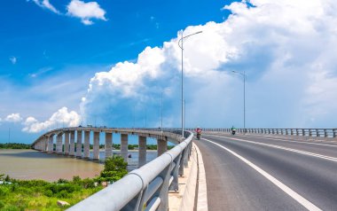 Tien Giang, Vietnam - 2 Eylül 2020: Sabah Mekong Nehri üzerindeki trafik köprüsü. 2.691 metrelik köprü Tien Giang vilayetini Tien Giang, Vietnam 'daki ekonomik kalkınmaya bağlıyor.