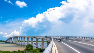 Tien Giang, Vietnam - 2 Eylül 2020: Sabah Mekong Nehri üzerindeki trafik köprüsü. 2.691 metrelik köprü Tien Giang vilayetini Tien Giang, Vietnam 'daki ekonomik kalkınmaya bağlıyor.