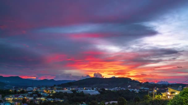 Puesta Sol Pequeño Pueblo Valle Colina Lugar Proporciona Una Gran — Vídeos de Stock