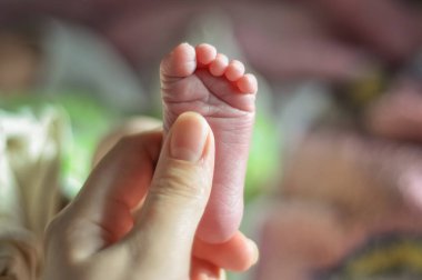 Bebek s ayak portre resmi. Çocuk s ayak holding anne s eller. Küçük kız s ince ve sert parmaklar açık.