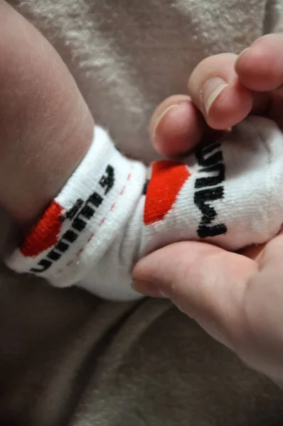 Bonito bebê bonito pés em meias. inscrição eu amo mãe — Fotografia de Stock