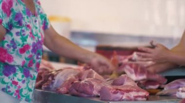 Bir kadın et seçer bir kasap dükkanı, yağ, taze çiğ karşılamak, yakından görmek