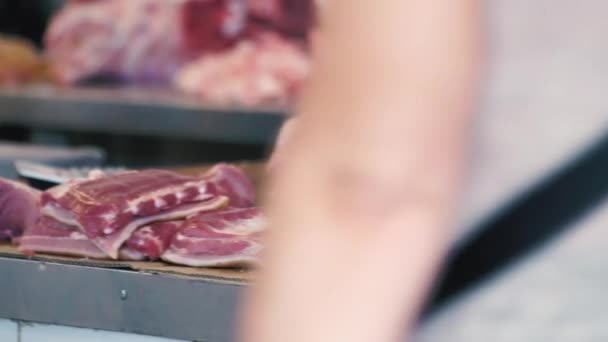 Carne em um mercado de rua, vista de perto, andar ao redor, condições insalubres — Vídeo de Stock