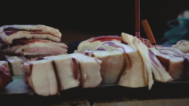 Vlees in een straatmarkt, close-up weergave, rondlopen, ongezonde omstandigheden, slagers winkel 3840 x 2160 4k — Stockvideo